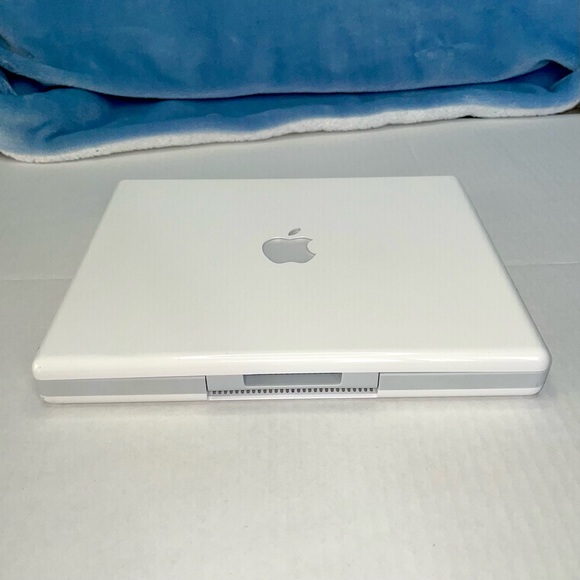 As is iBook G4 Apple 2005 model a1133, all parts in good condition except screen - Picture 8 of 10